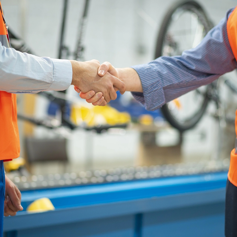 Hombre en alta manos